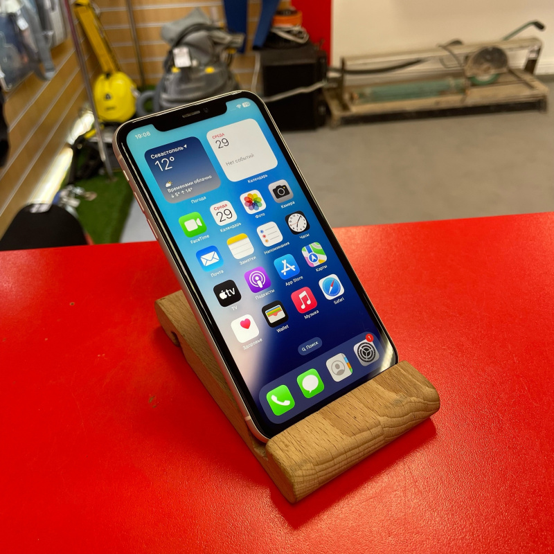Мобильный телефон Apple iPhone XR